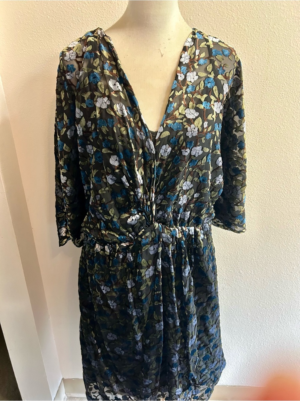 ModCloth burn out design Floral V-Neck Dress with leaf print Accents